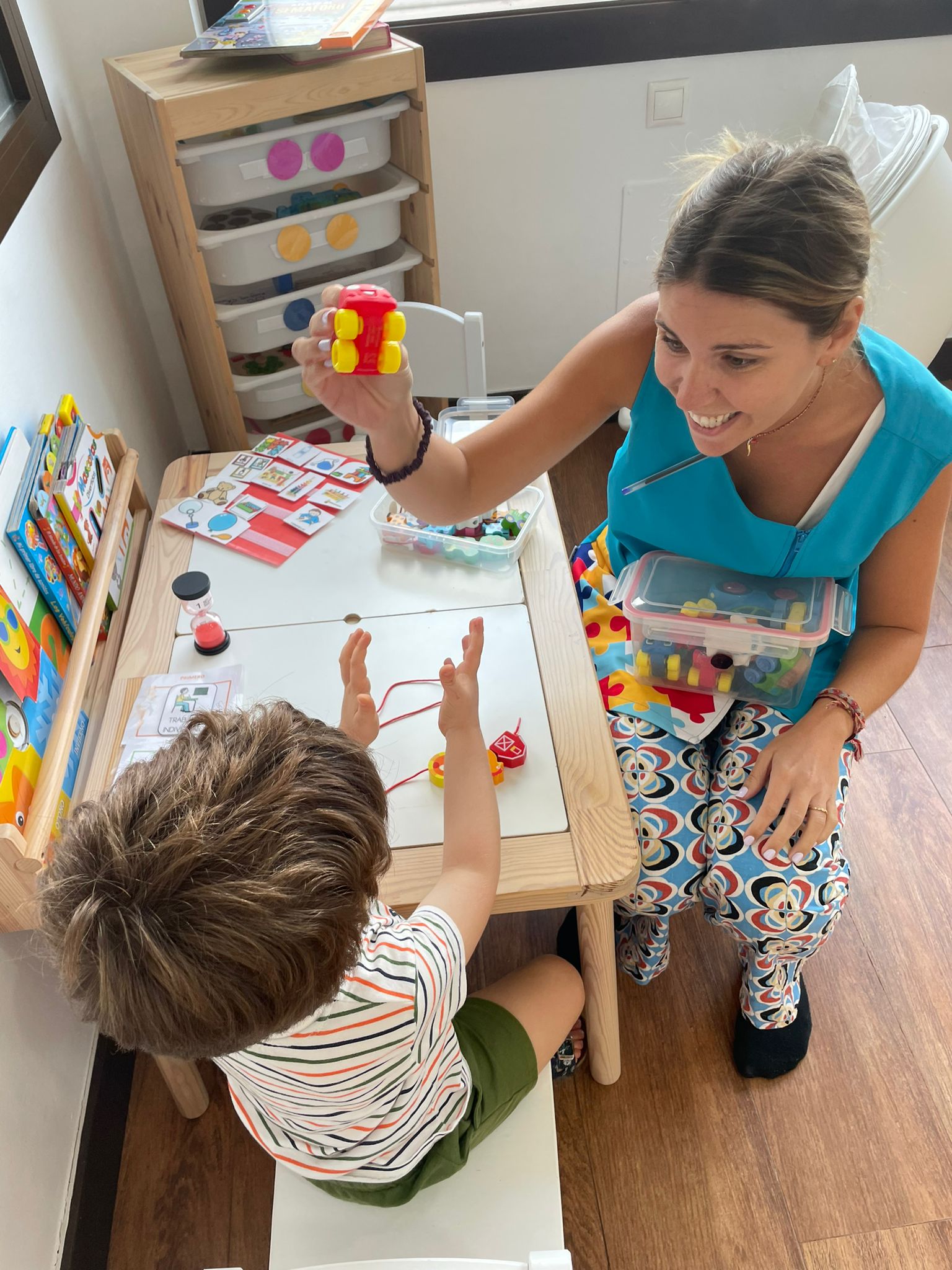 Terapeuta trabajando con un niño en sesión de terapia multidisciplinar